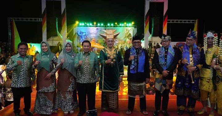  Adat Banjar Ikut Memeriahkan Pawai Budaya Nusantara di Apeksi XV Padang 