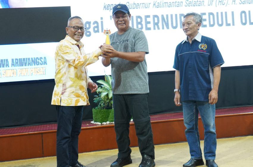  Konsisten Dukung Kemajuan Olahraga, Paman Birin Terima Golden Award Gubernur Peduli Olahraga