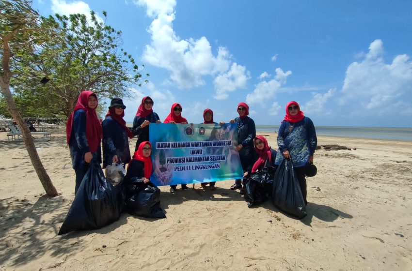  IKWI Kalsel Bersihkan Sampah Pantai Batakan Baru