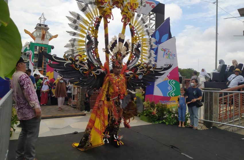  Fashion Carnaval dan Pawai Sasirangan Wujud Cinta Terhadap Kain Sasirangan