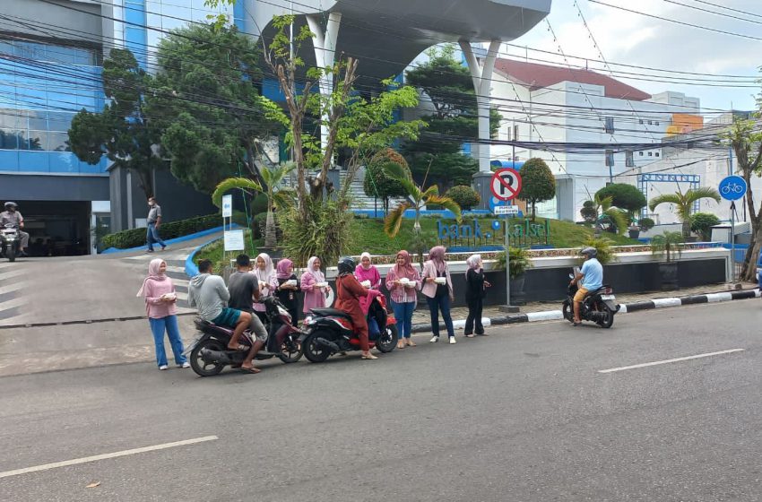  Dukung Budaya dan Kearifan Lokal, Bank Kalsel Berbagi Bubur Asyura Bersama Warga Banjarmasin