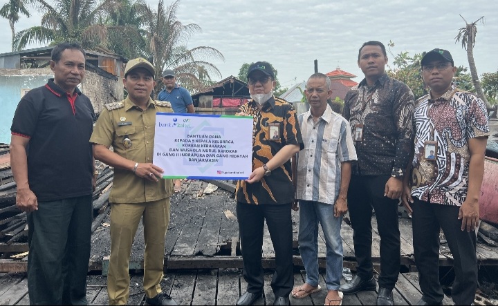  Kunjungi Korban Kebakaran di Indrapura II, UPZ Bank Kalsel Beri Bantuan