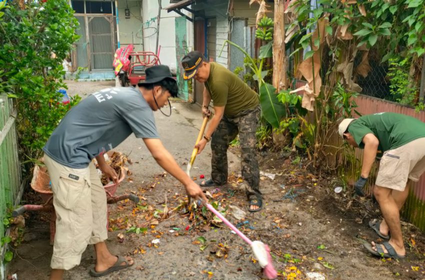  Jiwa Sosialnya Terpanggil, Matnor Ali dan Warga Bersihkan Jalan Perintis Pasar Lama