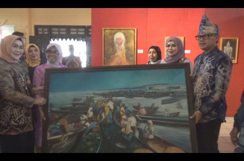  Wamendagri RI Bima Arya Sugiarto Tertarik Lukisan Pasar Tarapung Di Pameran Karya Perupa Perempuan “Junjung Galuh”